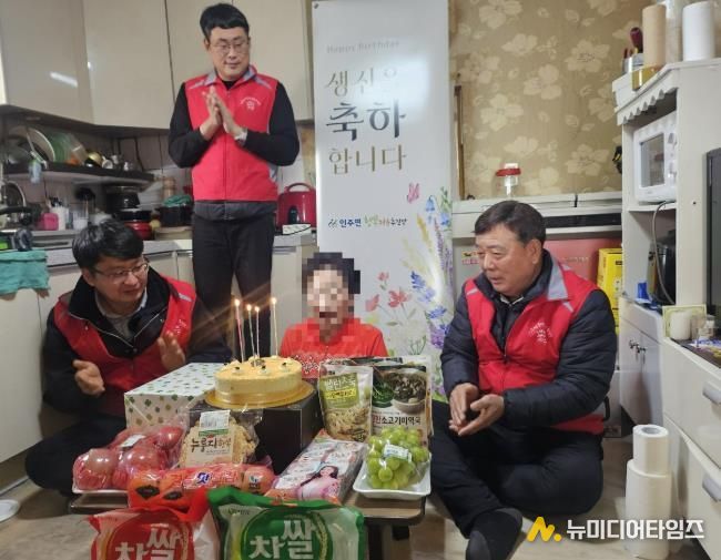 인주면 행복키움추진단원들이 저소득 독거 어르신 댁을 방문해 생신상을 차려드린 후 기념사진을 촬영하고 있다.