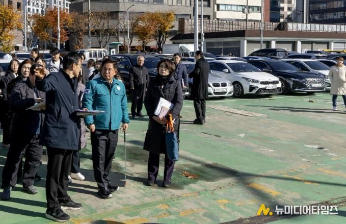 마포유수지 부지 점검에 나선 박강수 마포구청장