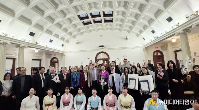 지난 2일(현지시각) 미국 뉴욕주 나소카운티 루즈벨트 행정입법부 건물에서 열린 ‘3·1운동 기념식 및 제7회 유관순상 시상식’에서 윤은미 천안시 복지정책국장과 김민선 미주한인이민사박물관장 등이 기념촬영을 하고 있다.