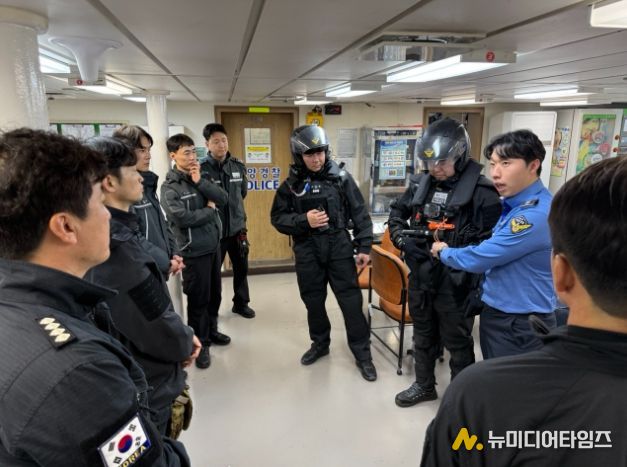 해상특수기동대 장구류를 점검하고 있는 서특단 소속 해양경찰