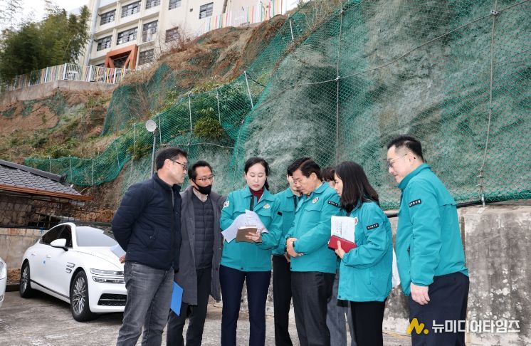 대구 중구, 해빙기 맞아 취약시설 집중 안전점검 실시(지난 2월 26일 현장 점검중인 류규하 중구청장과 관계자)