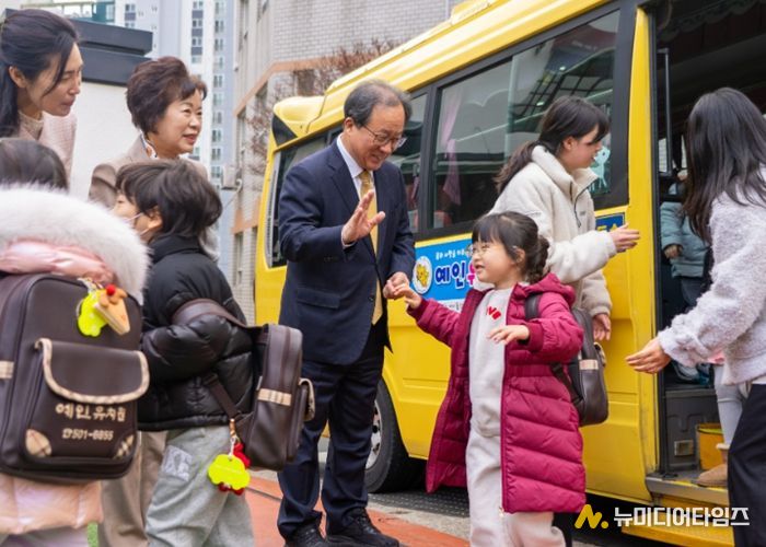 동래구 소재 유치원 아침 등교 맞이 모습(김석준 교육감)
