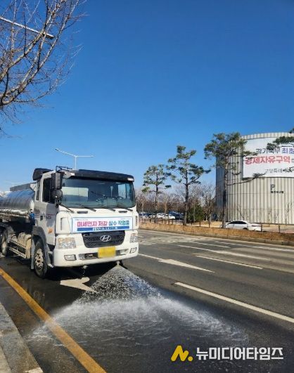 미세먼지 살수차 운행 모습.