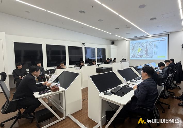 ('26.3.3.) 서울시 안전관리위원회 제1차 지역축제 소위원회에서 ‘BTS 2026 컴백쇼 @서울’의 안전관리계획(안)을 심의하고 있다.