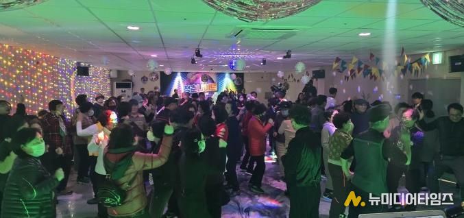 다시 춤추는 청춘... 충주시노인복지관 청춘나이트 재개