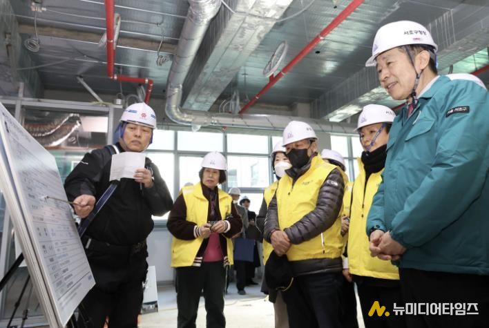 전성수 서초구청장(맨 오른쪽)이 3일 서초3동 열린문화센터 신축 현장에서 주민들과 함께 현장소장의 공사 추진현황과 안전조치 내역 브리핑을 청취하고 있다.