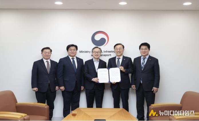 유성훈 금천구청장(사진 가운데)이 박준희 관악구청장(왼쪽 다섯번째), 박승원 광명시장(왼쪽 첫번째), 임병택 시흥시장(왼쪽 두번째)과 함께 김윤덕 국토교통부 장관(왼쪽 네번째)을 만나 ‘신천~신림선 제5차 국가철도망 구축계획 반영 및 조기 추진 촉구 공동건의문’을 전달하고 기념 촬영을 하고 있다.