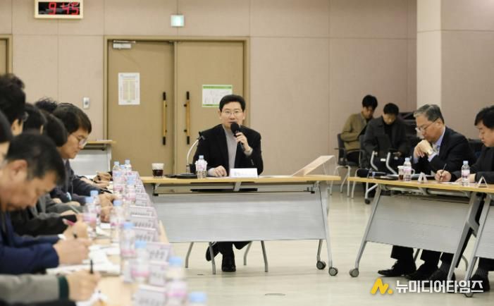 3일 수지구청에서 열린 현장 간부 공무원 회의에 참석한 이상일 시장이 발언하고 있다