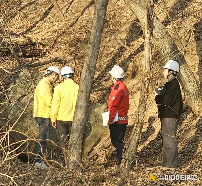 윤성진 제1부시장이 정남면 산사태 취약지역에서 관계 공무원들과 함께 사면 상태를 점검하고 있다.