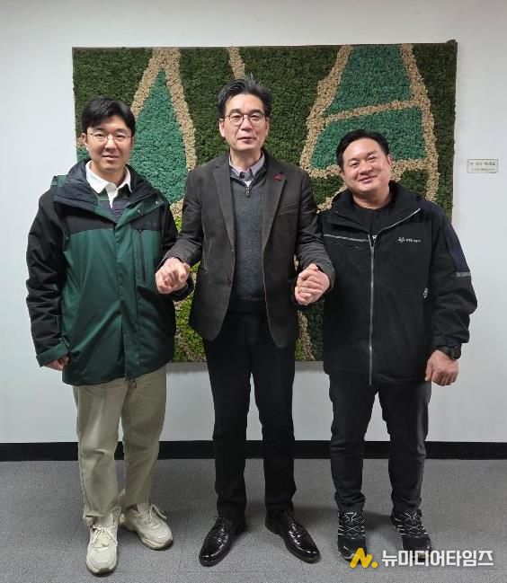광명도시공사 한정광 경영관리본부장(가운데), 전국노동평등노동조합 광명도시공사지부 한상길 지부장(우측), 광명도시공사 김우진 사무국장(좌측).