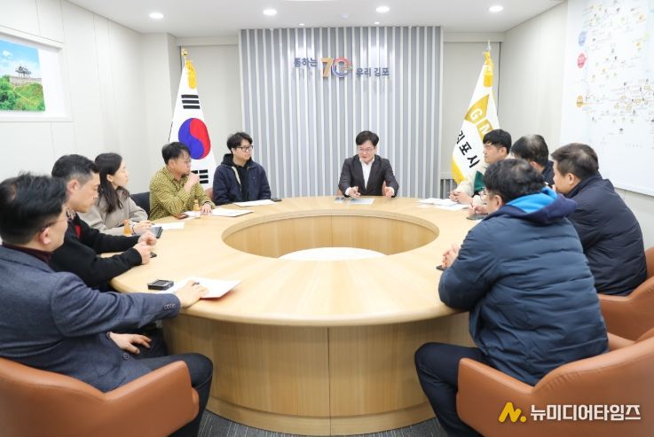 김병수 시장이 3일 서울지하철 5호선 국회국민청원에 힘쓴 시민들을 만났다. 시민들은 이날 김병수 시장에게 ‘서울 지하철 5호선 연장 관련 시민 의견 전달서’를 건넸고, 김병수 시장은 오는 4일 정부 관계자를 만나 청원서를 전하며 5호선 예타통과에 대해 적극 어필할 각오다.