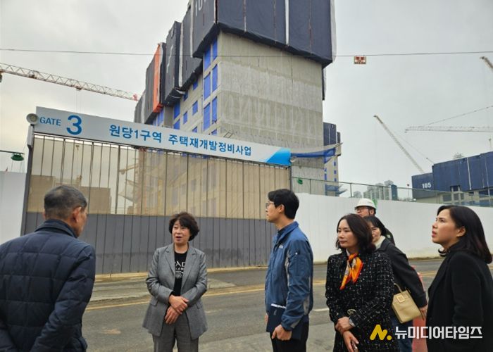 이현숙 고양교육지원청 교육장이 원당1구역 주택재개발조합 관계자와 함께 인근 통학로를 순회하며 공사현장을 점검하고 있다.