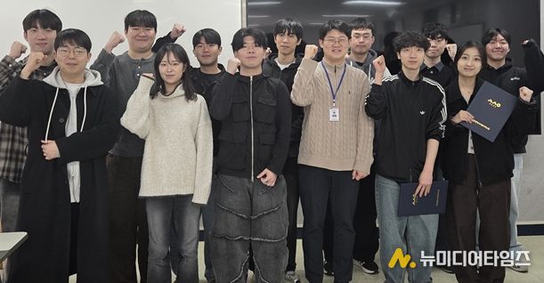 인천시사회서비스원은 인천시, 국정원 지부, 인하대, 인천대와 지난달 27일 인천대에서 ‘공공기관 웹 취약점 점검 프로젝트’ 성과 보고회를 갖고 기념 촬영을 하고 있다.