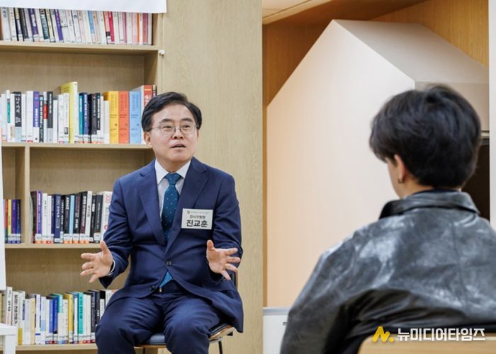 진교훈 서울 강서구청장(정면)이 3일 오후 서울청년센터 강서에서 열린 ‘제2기 강서 청년예술인 네트워크 발대식’에서 청년들과 대화하고 있다.