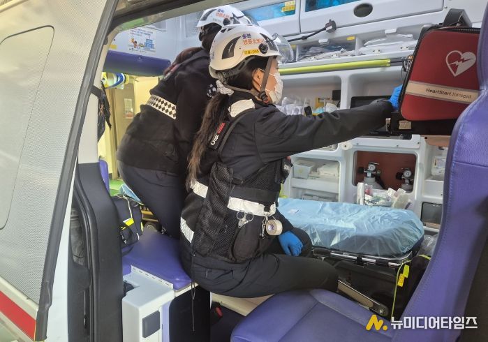 영동소방서 구급대원들이 구급차량 적재 장비를 점검하는 모습