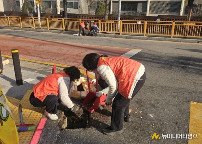 고양시 성사2동 통장협의회, 봄맞이 마을 환경정화활동 실시