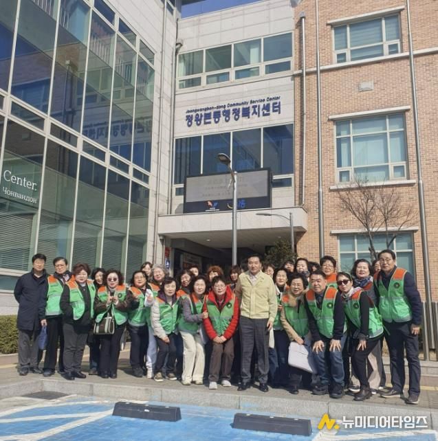 시흥시 정왕본동, 개학기 맞아 불법광고물 일제 정비