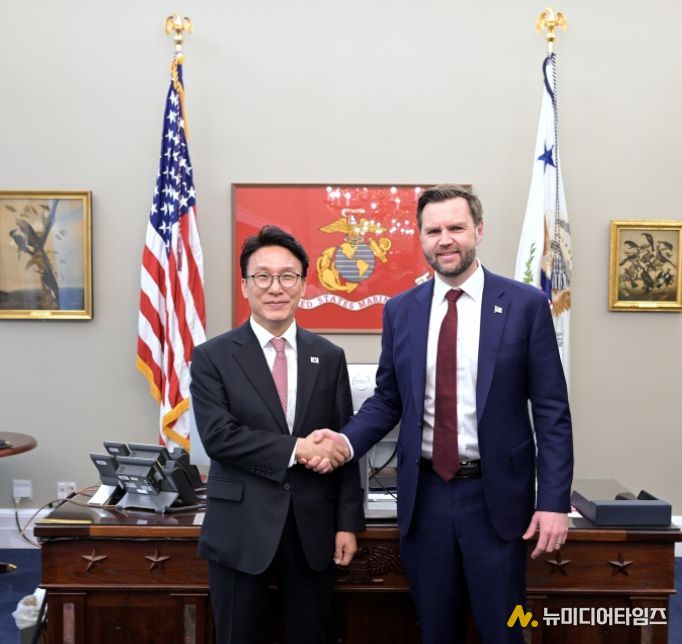 미국을 방문 중인 김민석 국무총리가 12일(현지시간) 미국 워싱턴DC 백악관에서 JD 밴스 부통령과 회담을 하고 있다.(국무조정실)