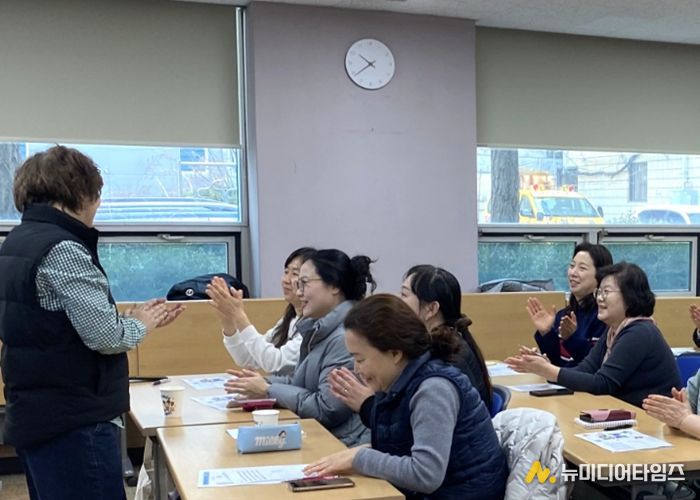 지난 11일 광명시여성비전센터에서 '창의융합수학&보드게임 과정'을 진행하고 있다.