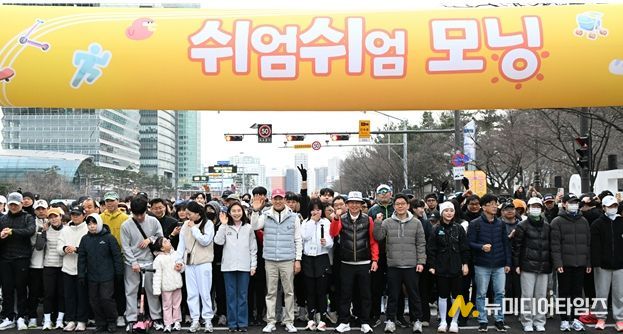 오세훈 서울시장이 14일(토), ‘쉬엄쉬엄 모닝’ 출발 전 시민들과 기념 촬영하고 있다.