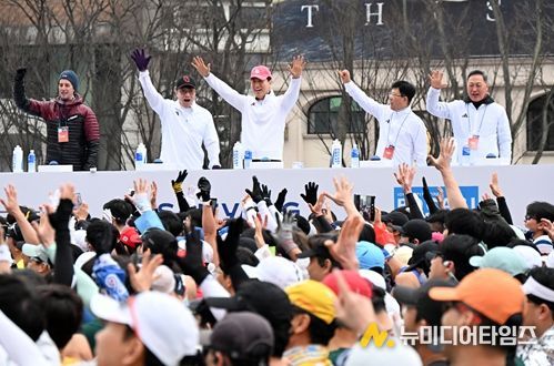 오세훈 서울시장이 15일(일) ‘2026 서울마라톤’ 참가자들을 응원하고 있다.