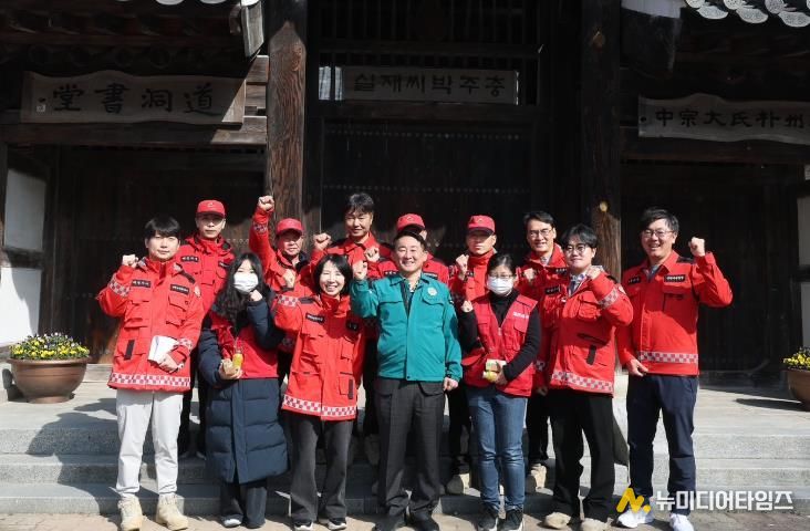 서철모 서구청장이 14일 관내 산불 취약지를 방문해 근무자를 격려하고 있다