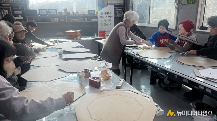 귀농귀촌인과 지역주민이 연풍면 입석마을에서 옻칠한지로 찻상 만들기를 진행하고 있다.