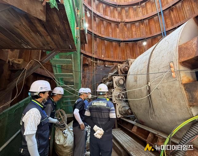 노동안전지킴이가 산업현장에서 안전시설 상태 등을 점검하고 있다.