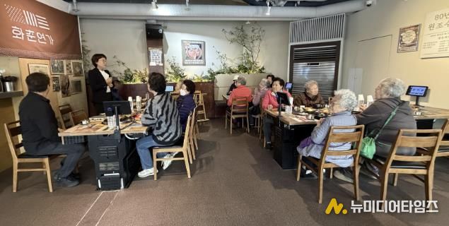 수원시 권선구 금곡동 정성 담은 한상, 화춘연가에서 어르신 점심식사 대접