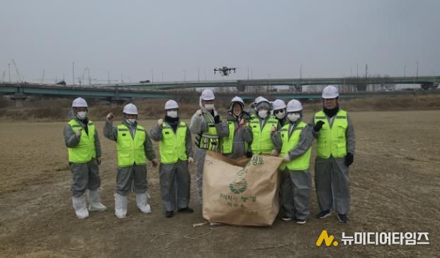 드론을 활용한 겨울철새 먹이주기