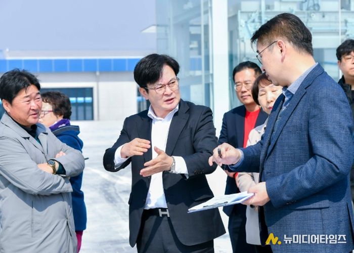 김병수 시장이 지난 16일 대곶면 대명항을 찾아 신축 수산물직판장을 점검하고 어업인들의 영업 환경을 살폈다.
