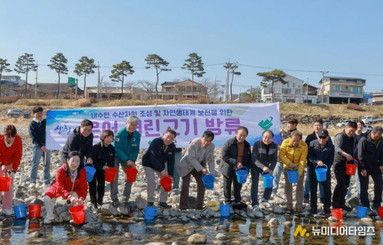 산청군, ‘은어 치어 방류’로 수산자원 회복 활력 불어넣는다
