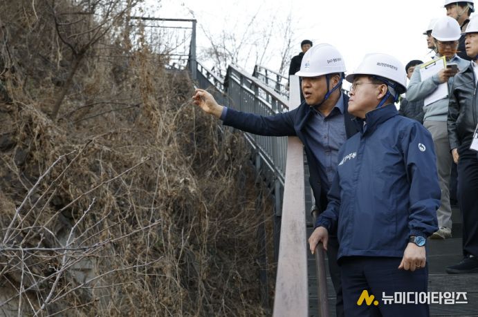 진교훈 서울 강서구청장(맨 앞)이 염창산 절개지를 찾아 현장 위험요소를 점검하고 있다.