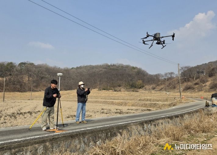유성구 토지정보과 직원들이 드론(UAV)을 이용해 항공영상을 촬영하고 있다.