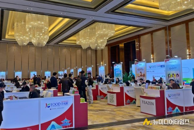 마케팅실 상해대표부가 ‘인천항 K-FOOD 무역상담회’에서 인천항을 통한 K-FOOD 수출 강점을 소개하고 있다