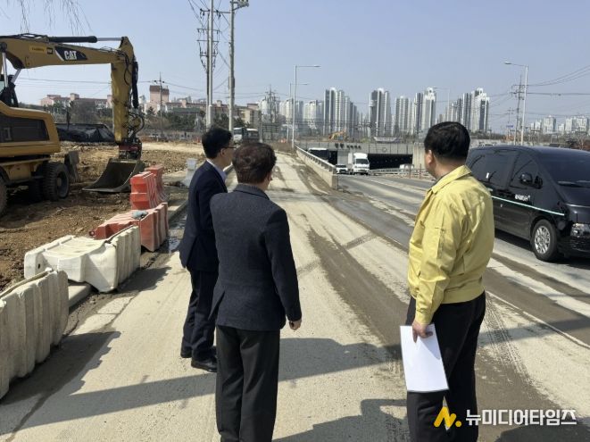 25일 박승삼 시흥시 부시장이 자연재난에 선제적으로 대응하기 위해 정왕지하차도를 점검하고 있다