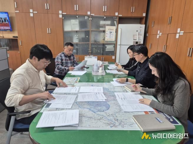 지방세 실무협의회를 개최하고 고액 감액 및 환급 결정에 대한 점검하고 있다.