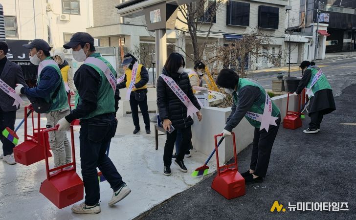 3월 25일 청파동에서 열린 봄맞이 대청소 행사에서 공무원과 지역주민들이 대청소를 하고 있다