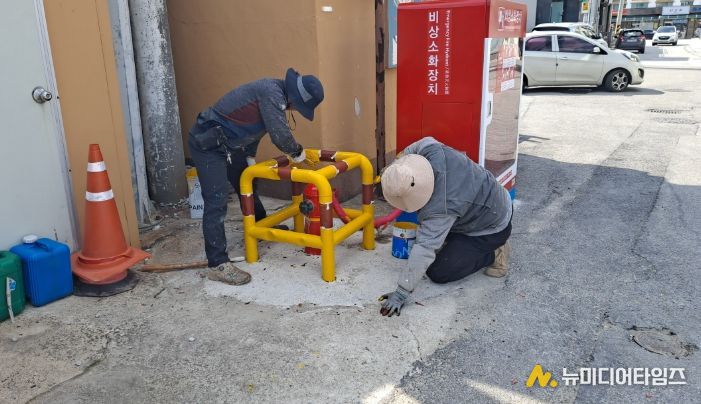 울진소방서, 관내 노후 소화전 보호틀 도색작업 실시