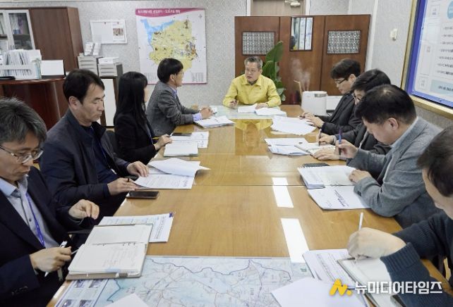 부시장 주재 중동 위기 대응 긴급 경제상황 점검회의 진행 사진