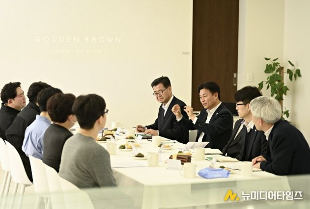 부천시 관계자와 엔와이푸드 관계자가 차담회를 나누고 있다.