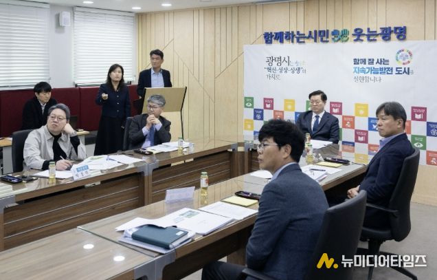 박승원 광명시장이 27일 시청 영상회의실에서 열린 대규모공원 조성사업 관련 전문가 자문회의를 주재하고 있다.