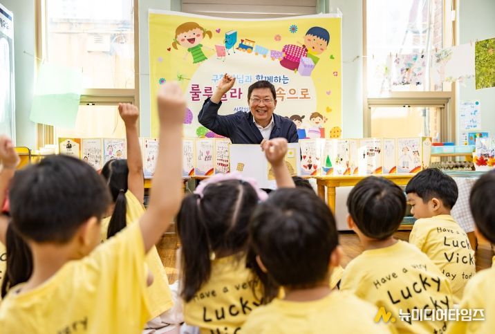 지난해(2025년) 어린이집을 방문하여 동화책 구연을 하고 있는 김경호 광진구청장