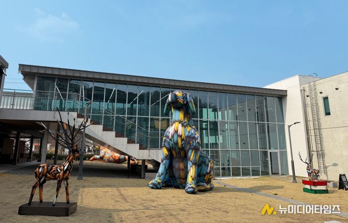 “구미문화재단,‘낭만 잇-는 거리’ 수놓는 김우진 작가 야외 전시 개최”