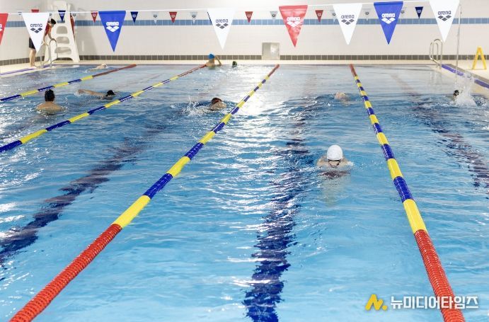 영등포구 신길 책마루 문화센터 수영장을 이용 중인 모습