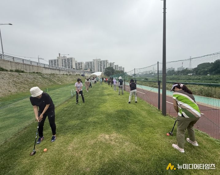 도봉구민들이 녹천교 파크골프장에서 강습을 받고 있다.