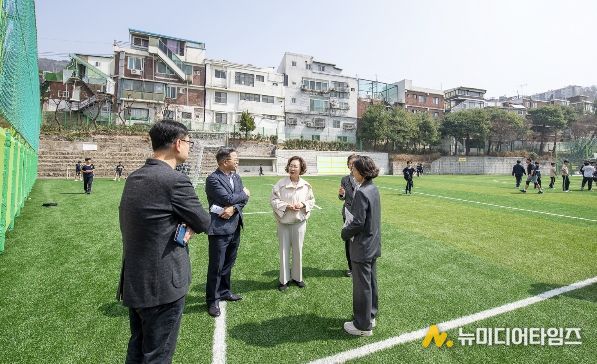 3월 26일 박희영 용산구청장이 용산중학교 인조잔디 운동장을 살펴보고 있다