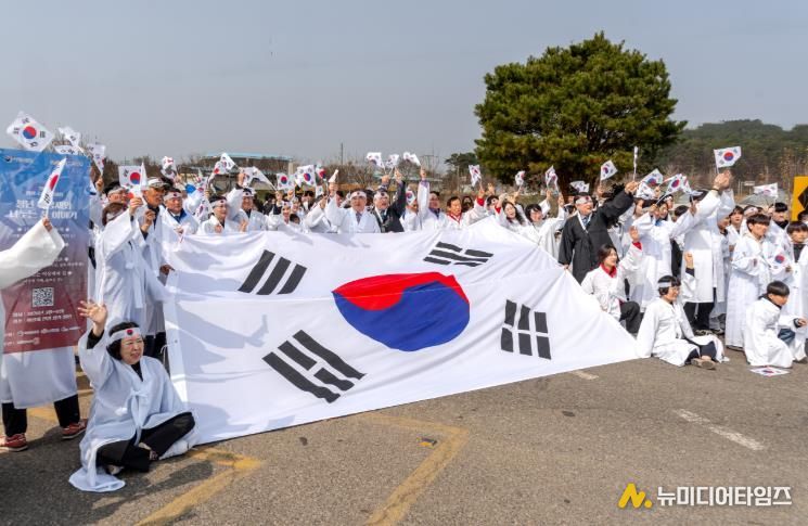 서천군 마산신장 3.1만세운동 재연행사관내 초·중학생 200여 명 참여, 역사 체험과 행진 통해 애국심 고취