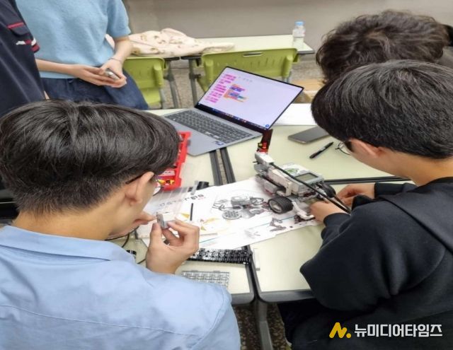 한영고등학교 '로봇 전공체험' 교육 모습