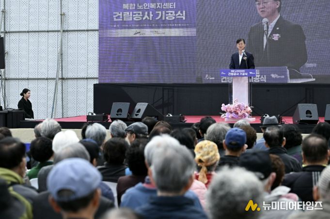 이민근 안산시장이 27일 '복합노인복지센터 기공식' 에서 인사 발언을 하고 있다.